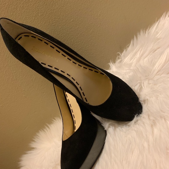 Black Suede Pumps w/ gray platform - Picture 3 of 7